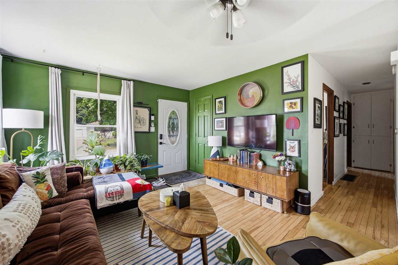 Photo 1 of 22 — 191 Carter St NW, CedarRapids, IA 52405