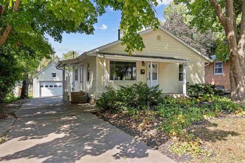 Photo of 1607 Ridge St, IowaCity, IA 52240 (MLS # 202602317)