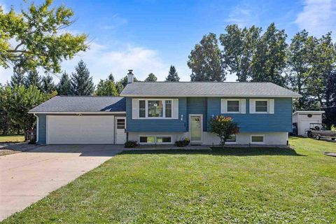 Photo of 339 Lake View Dr NE, IA 52333 (MLS # 202506097)