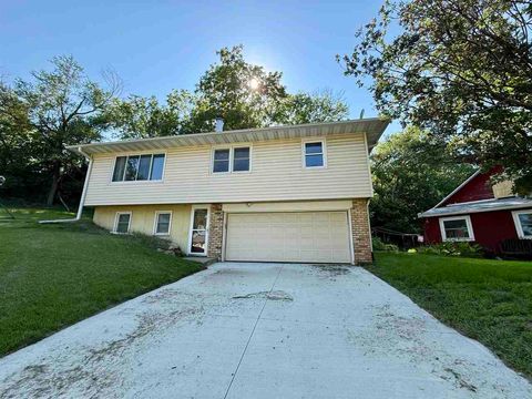 Photo of 3104 Woodland Dr SW, Cedar Rapids, IA 52404 (MLS # 202504897)