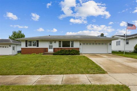 Photo of 2430 Victoria Dr SW, Cedar Rapids, IA 52404 (MLS # 202503708)