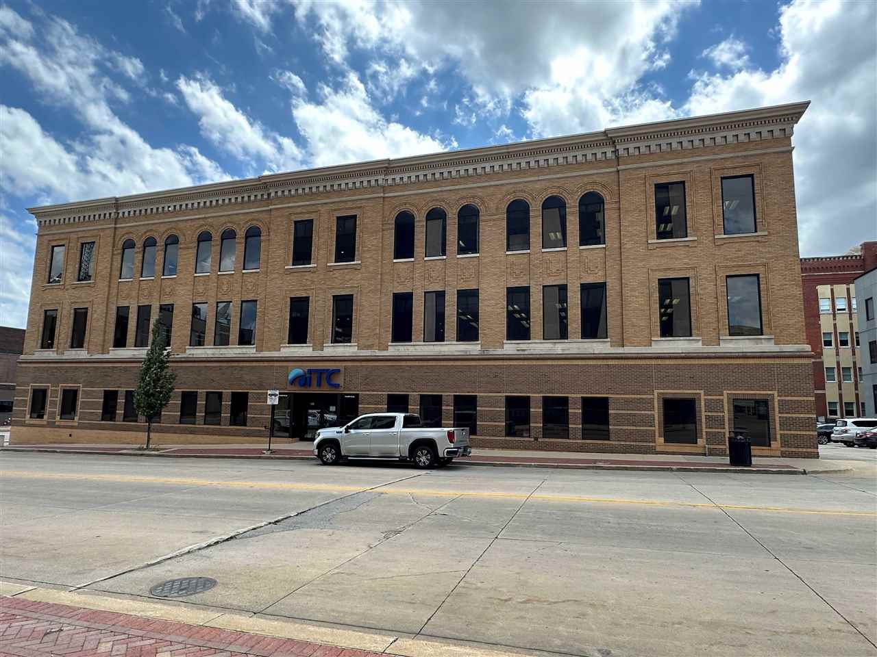 Photo 1 of 8 — 123 5th St SE, CedarRapids, IA 52401