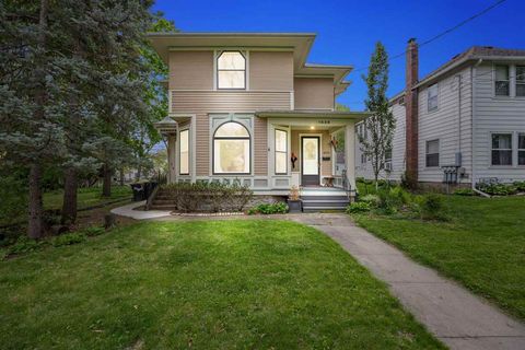 Photo of 1039 E College St, IowaCity, IA 52240 (MLS # 202602936)
