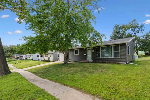Photo of 1241 38th St SE, Cedar Rapids, IA 52403 (MLS # 202505418)