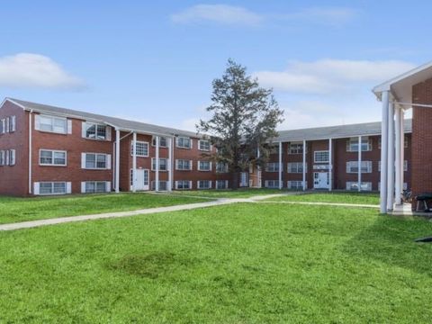 Photo of 905 W Benton St, Iowa City, IA 52246 (MLS # 202504272)