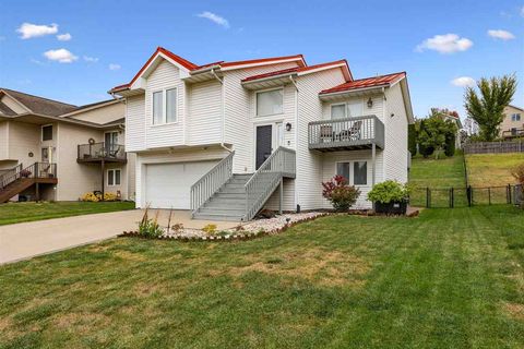 Photo of 1731 Parkway Dr, Coralville, IA 52241 (MLS # 202506519)
