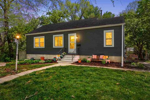 Photo of 904 Roosevelt St, IowaCity, IA 52240 (MLS # 202602914)