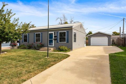 Photo of 425 Day St NW, IA 52405 (MLS # 202506155)