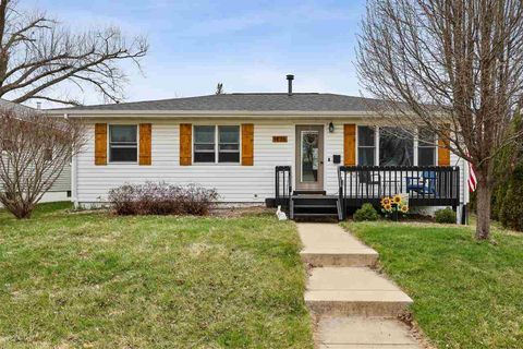 Photo of 1436 9th St, Marion, IA 52302 (MLS # 202602048)
