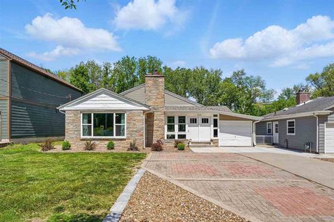 Photo of 212 Golfview Ave 1 & 2 #1 & 2, Iowa City, IA 52246 (MLS # 202503365)