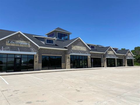 Photo of 725 Boyson Rd NE 400 #400, Cedar Rapids, IA 52402 (MLS # 20194965)