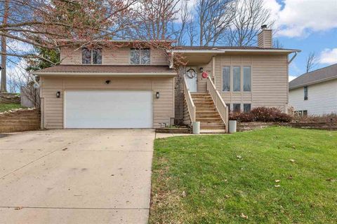 Photo of 1708 Whitters Way NW, CedarRapids, IA 52405 (MLS # 202602135)