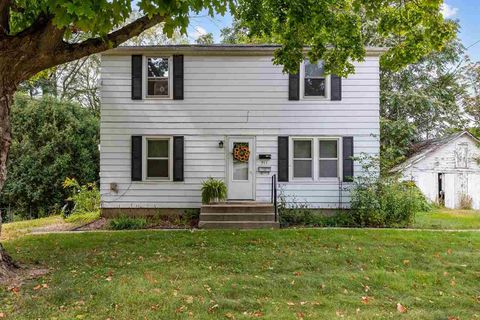 Photo of 911 Rundell St, IowaCity, IA 52240 (MLS # 202601397)