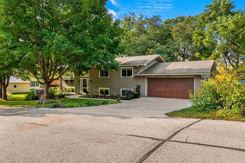 Photo of 428 Pleasant View Dr NE, IA 52333 (MLS # 202506256)