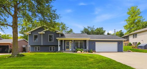 Photo of 307 W Goldfinch Dr, Tiffin, IA 52340 (MLS # 202603486)