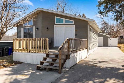 Photo of 73 26th Ave SW, Cedar Rapids, IA 52404 (MLS # 202501851)