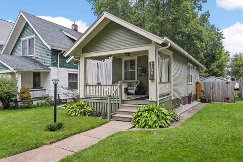 Photo of 1808 6th Ave SE, Cedar Rapids, IA 52403 (MLS # 202505102)
