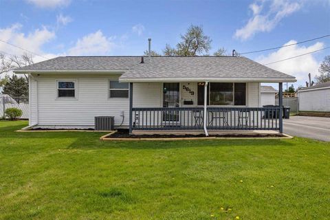 Photo of 5619 Ohio St SW, Cedar Rapids, IA 52404 (MLS # 202502792)