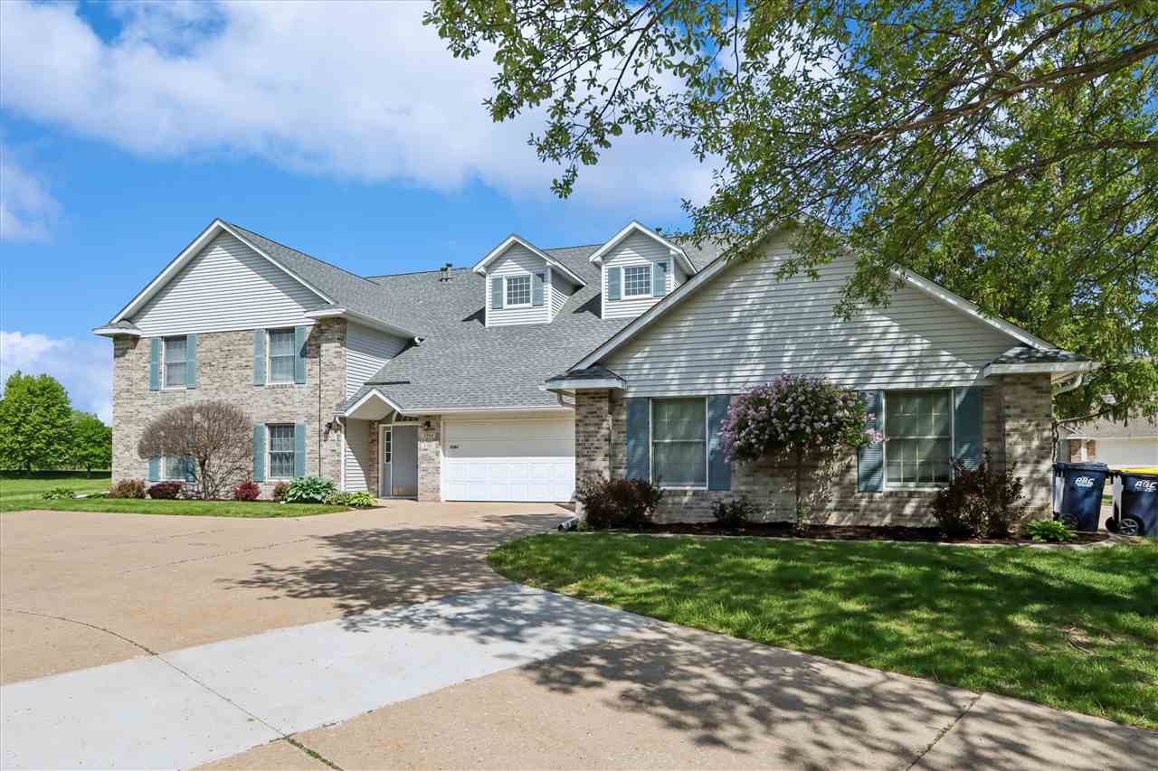 Photo 1 of 35 — 2305 Willowbrooke Lane, IowaCity, IA 52246