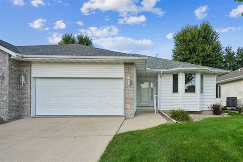 Photo of 808 Winterberry Pl NE, CedarRapids, IA 52402 (MLS # 202605191)