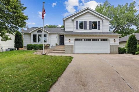 Photo of 4000 Richland Dr NW, Cedar Rapids, IA 52405 (MLS # 202504822)