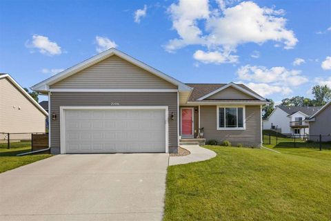 Photo of 2106 Shady Grove Rd SW, Cedar Rapids, IA 52404 (MLS # 202503761)