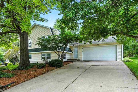 Photo of 1129 Village Farm Ct, Iowa City, IA 52240 (MLS # 202504842)