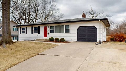 Photo of 411 Kenwood Dr, IowaCity, IA 52245 (MLS # 202601035)
