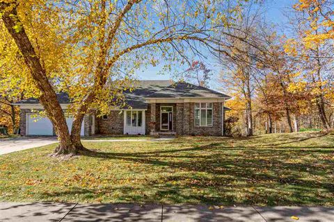 Photo of 1919 SE Oak Knolls Ct, CedarRapids, IA 52403 (MLS # 202506850)