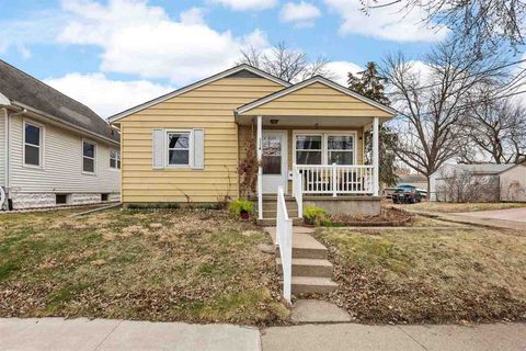Photo of 1114 11th St NW, CedarRapids, IA 52405 (MLS # 202601841)