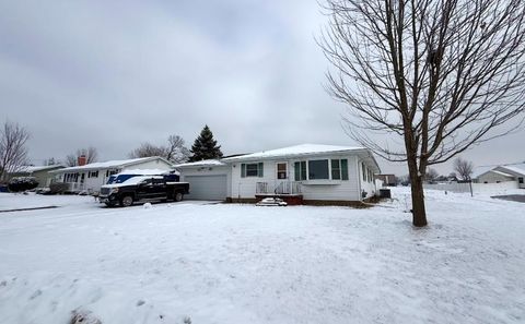 Photo of 2801 Highland Ct, Muscatine, IA 52761 (MLS # 202507314)