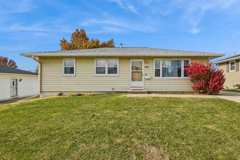 Photo of 912 NW 29th Street, CedarRapids, IA 52405 (MLS # 202506965)