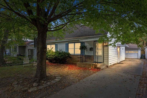 Photo of 826 Walnut St, IowaCity, IA 52240 (MLS # 202606079)