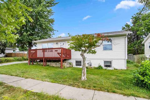 Photo of 820 S Dubuque St, IA 52333 (MLS # 202505944)