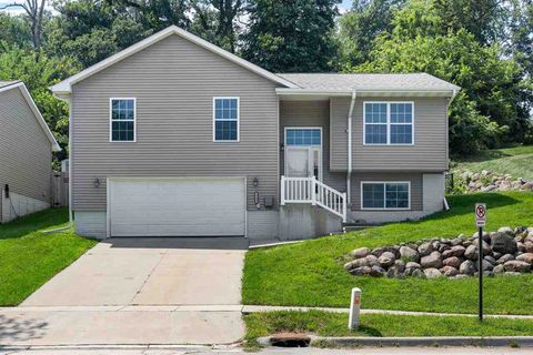 Photo of 1130 13th St, Cedar Rapids, IA 52405 (MLS # 202504997)