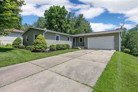 Photo of 15 Riverview Dr NE, IowaCity, IA 52240 (MLS # 202604467)