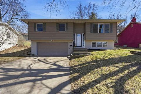 Photo of 1022 Wylde Green Rd, IowaCity, IA 52246 (MLS # 202601858)
