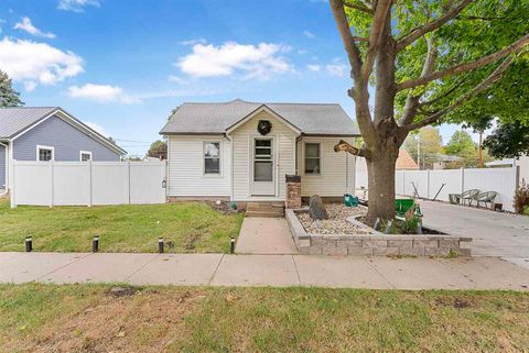 Photo of 626 E Madison St, IA 52353 (MLS # 202505998)