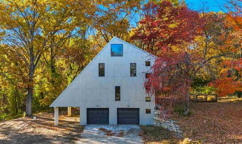 Photo of 11 VALLEY VIEW CIR NE, IowaCity, IA 52240 (MLS # 202506997)