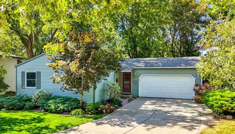 Photo of 22 Dunuggan Ct, IA 52240 (MLS # 202506115)
