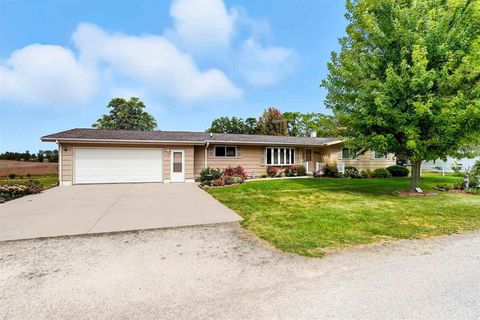 Photo of 310 W 8th St, IA 52353 (MLS # 202505980)