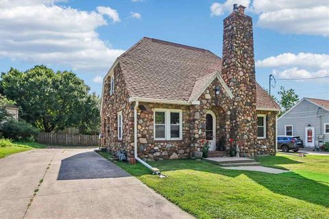 Photo of 1915 Muscatine Ave, IowaCity, IA 52240 (MLS # 202604507)