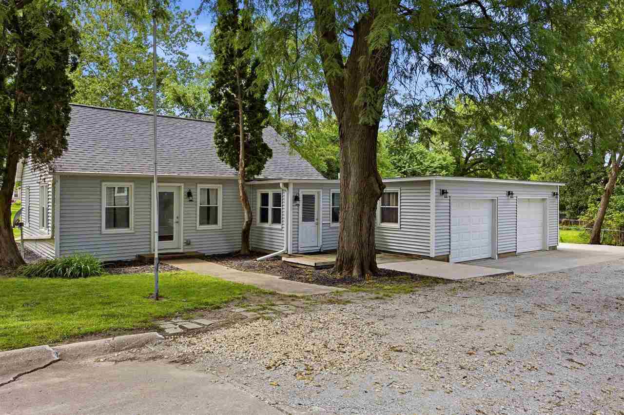 Photo 1 of 31 — 2112 F Street, IowaCity, IA 52245