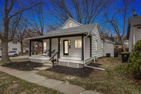 Photo of 804 E Davenport St, Iowa City, IA 52245 (MLS # 202502148)