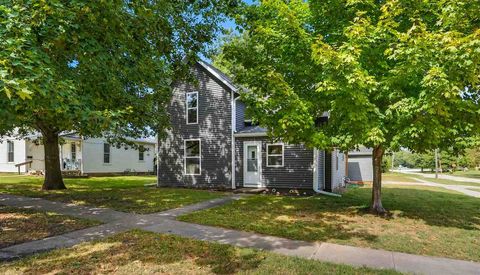 Photo of 920 E 2nd St, IA 52353 (MLS # 202506133)
