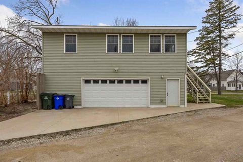 Photo of 1413 J St SW, Cedar Rapids, IA 52404 (MLS # 202502259)
