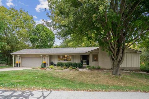 Photo of 5 Fairview Knl NE, IowaCity, IA 52240 (MLS # 202506555)