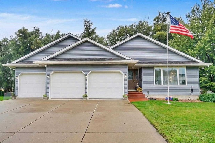 Photo 1 of 32 — 811 Valley Ct, CenterPoint, IA 52213