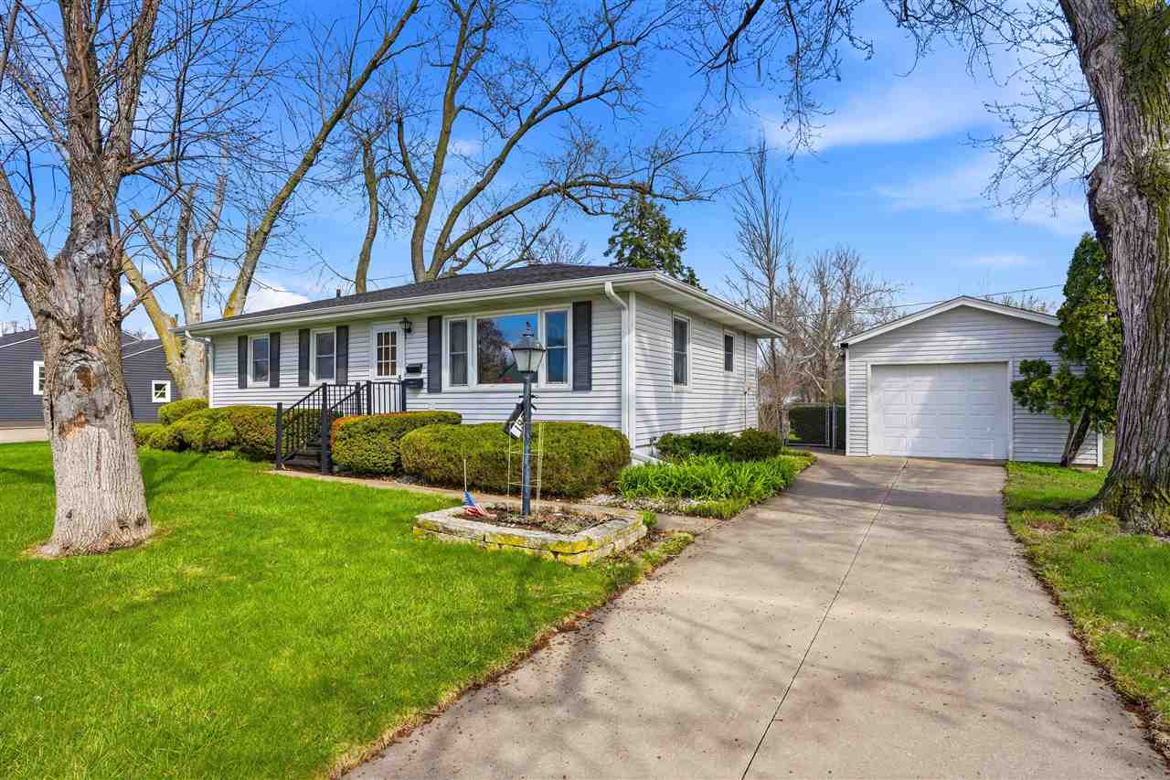 Photo 1 of 30 — 1920 Burch Ave NW, CedarRapids, IA 52405