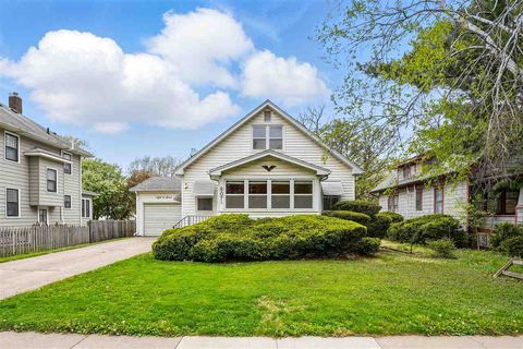 Photo of 807 S 7th Ave, Iowa City, IA 52240 (MLS # 202502922)